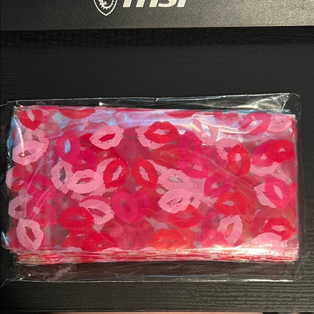 75ct Clear Kiss Print Small gift bag - Pink & Red Lips - Picture 1 of 4